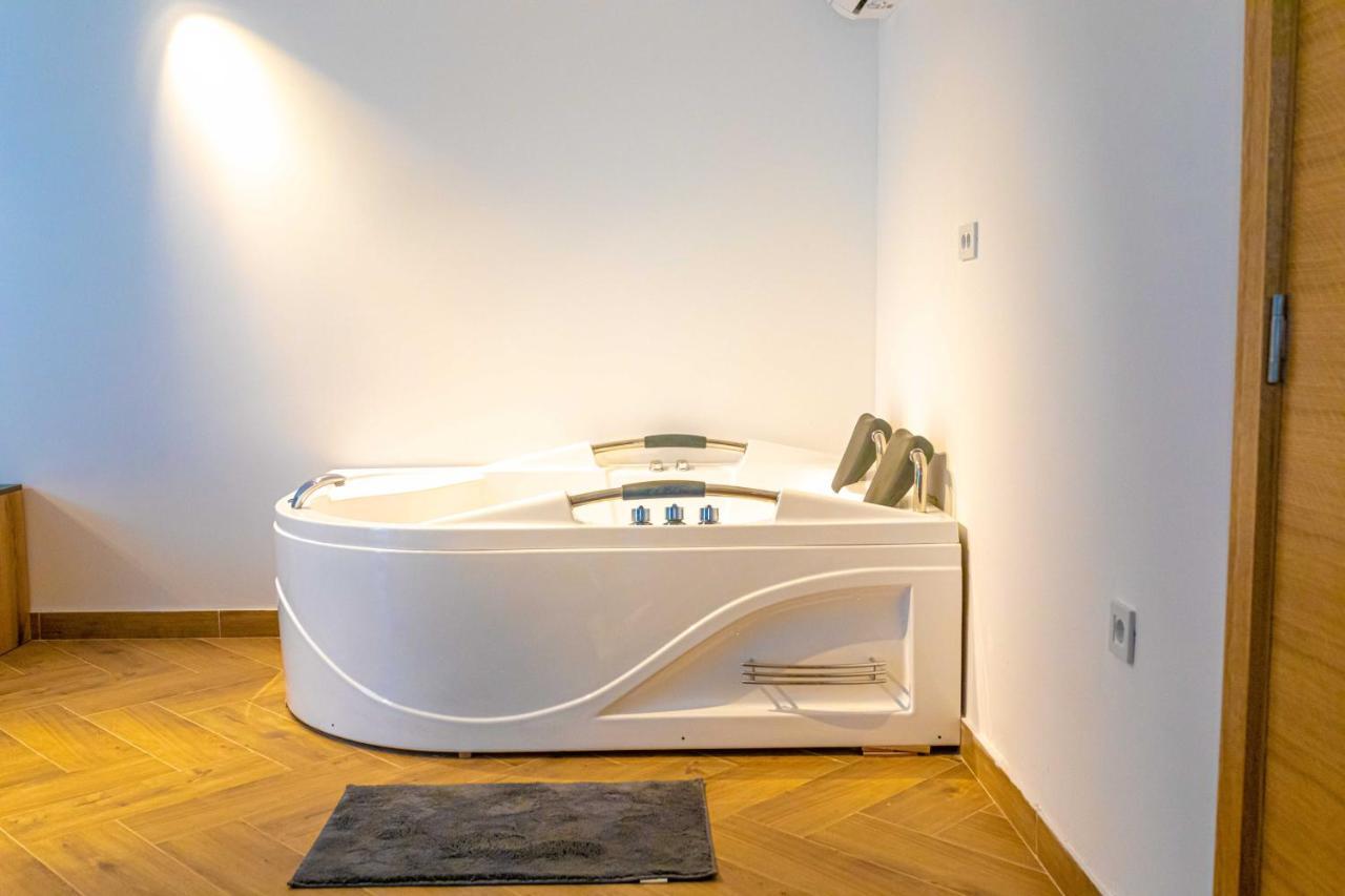 City Escape Luxury Villa Zuce ภายนอก รูปภาพ